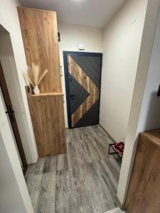 un corridoio con porta in una stanza di Mini House Shumen a Shumen