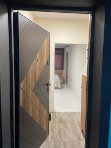 una porta che conduce a una camera da letto di Mini House Shumen a Shumen Altre 2 foto