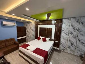 ein Schlafzimmer mit einem Bett und einer Couch in der Unterkunft Hotel O Erode Kongu Mess in Chennai