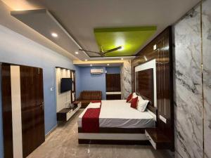 Schlafzimmer mit einem Bett mit grüner Decke in der Unterkunft Hotel O Erode Kongu Mess in Chennai