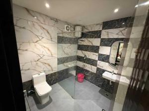 ein Badezimmer mit Toilette und Waschbecken in der Unterkunft Hotel O Erode Kongu Mess in Chennai