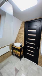 een badkamer met een zwarte deur en een toilet bij IezerVenture Cabins - Chiang Rai in FierbinÅ£i