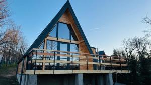 een huis met een groot raam erop bij IezerVenture Cabins - Chiang Rai in FierbinÅ£i