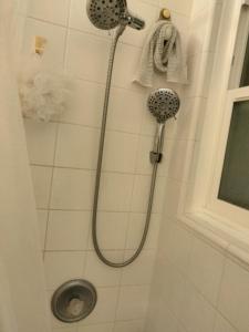 une douche avec pommeau de douche dans une salle de bain dans l'établissement Casa Castillo 2, à La Puente