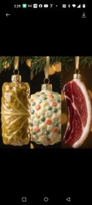 un groupe de trois photos de décorations de Noël dans l'établissement Casa Castillo 2, à La Puente