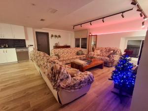 een woonkamer met een kerstboom in het midden bij Can Pairot in Pujals dels Cavallers
