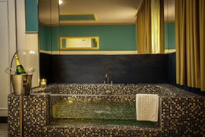 bagno con vasca e lavandino di Hotel Consentido a Granollers Altre 33 foto