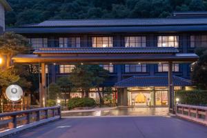 eine Außenansicht eines Gebäudes bei Nacht in der Unterkunft RYOKAN OQOQ-Tamai Bekkan in Matsue