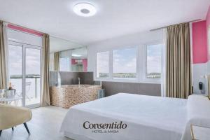 una camera d'albergo con un letto e un bagno di Hotel Consentido a Granollers