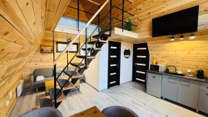 eine Wendeltreppe in einem Raum mit Holzwänden in der Unterkunft IezerVenture Cabins - Phuket in Şelari