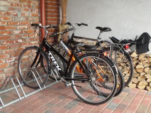 un grupo de bicicletas estacionadas junto a una pared de ladrillo en Noclegi Przylesie, en Rychnowy