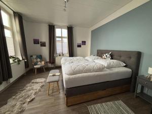 une chambre avec un lit et un salon dans l'établissement NEU! Ferienwohnung Zwei Linden, à Uthlede