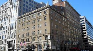 un grande edificio con una torre dell'orologio in cima di Hotel Harrington a Washington