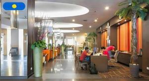 zwei Personen sitzen an einem Tisch in einer Lobby in der Unterkunft Horison Ultima Makassar in Makassar + 193 Fotos