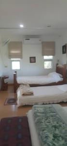 Giường trong phòng chung tại สิรีนโฮมสเตย์Serene Homestay