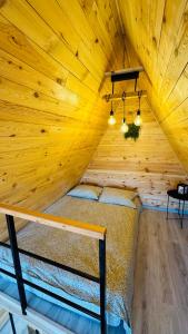 Zimmer mit Holzdecke und einem Bett. in der Unterkunft IezerVenture Cabins - Phuket in Şelari