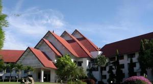 een gebouw met een rood dak erop bij Pailyn Hotel in Sukhothai