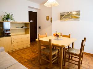 uma cozinha e sala de jantar com mesa e cadeiras em Casa Vacanze Boario em Boario Terme