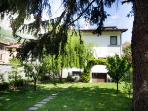 a view of the house from the garden at Casa Vacanze Boario in Boario Terme