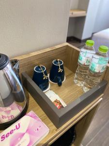 una scatola di legno con due bottiglie d'acqua di Moonstone a Bandung