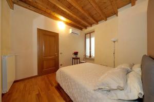 サロにあるAntico Palazzo Signorileの木製の天井が特徴のベッドルーム1室(ベッド1台付)