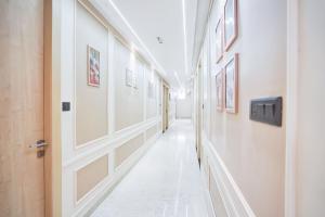 een hal van een ziekenhuis met schilderijen aan de muren bij Townhouse Oak Ram Lala Mandir Kanpur Formerly Hotel Sun Rise in Kaliānpur