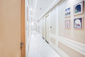 een hal met schilderijen aan de muren en een deur bij Townhouse Oak Ram Lala Mandir Kanpur Formerly Hotel Sun Rise in Kaliānpur