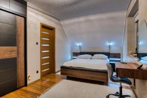 Giường trong phòng chung tại Wichrowe Zacisze 2