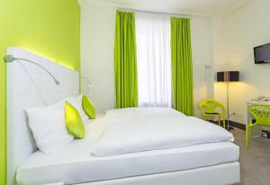 Postel nebo postele na pokoji v ubytování Hotel City Inn Basel