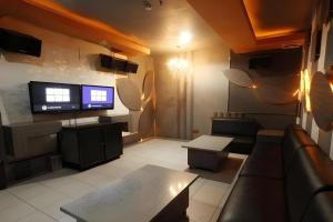 TV a/nebo společenská místnost v ubytování Hotel Banjarmasin International