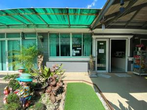 ein Haus mit einem Garten davor in der Unterkunft Kacha Resort in Ban Bang Phun