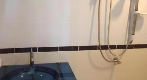 ein Badezimmer mit einem blauen WC und einer Dusche in der Unterkunft Kacha Resort in Ban Bang Phun + 143 Fotos