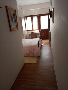 een hal die leidt naar een slaapkamer met een bed en een raam bij La Casa di Rossella - pernottamento senza colazione in Scanno