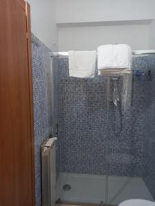 een badkamer met een douche, toilet en wastafel bij La Casa di Rossella - pernottamento senza colazione in Scanno