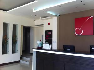 Bahac-bahacCherry Midtown Hotel的办公室,设有前台,墙上挂有红色画作