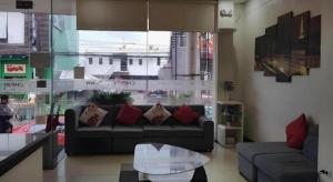 Bahac-bahacCherry Midtown Hotel的客厅里有一张沙发和一张桌子。