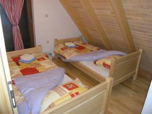 2 Einzelbetten in einem Zimmer mit gedankenlosem, gedankenlosem, gedankenlosem, gedankenlosem in der Unterkunft Planinska kuća Kupres in Kupres