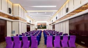 een rij paarse stoelen in een kamer bij Park Lane Hotel in Shunde