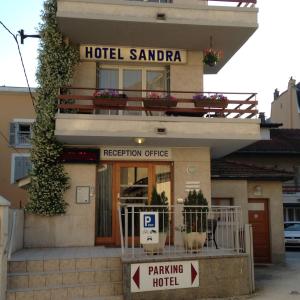 ein Hotel Santa ana mit einem Parkschild davor in der Unterkunft Hotel Sandra in Vizille