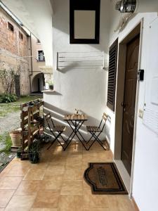 a courtyard with a table and chairs on a floor at Bilocale di Charme in Baronissi