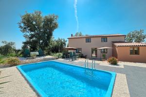 Basen w obiekcie Beautiful villa Palera with private pool near Pula lub w pobliżu