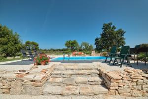 Basen w obiekcie Beautiful villa Palera with private pool near Pula lub w pobliżu