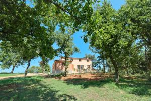 Ogród w obiekcie Beautiful villa Palera with private pool near Pula