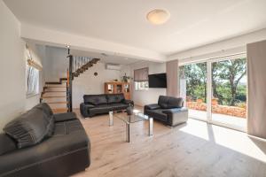 Telewizja i/lub zestaw kina domowego w obiekcie Beautiful villa Palera with private pool near Pula