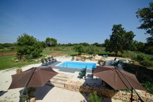 Basen w obiekcie Beautiful villa Palera with private pool near Pula lub w pobliżu