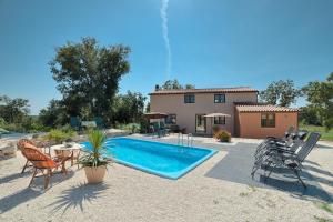 Basen w obiekcie Beautiful villa Palera with private pool near Pula lub w pobliżu