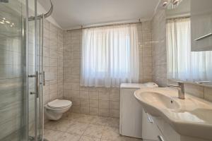 biała łazienka z toaletą i umywalką w obiekcie Beautiful villa Palera with private pool near Pula w mieście Ližnjan