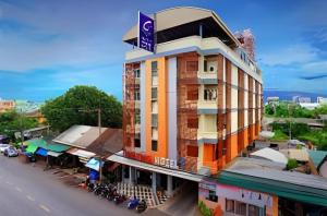 een gebouw aan de kant van een straat bij Genting Hotel in Ban Kohong