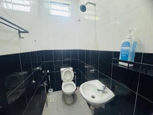 Et badeværelse på Nawra Iman Holiday Home + 8 billeder