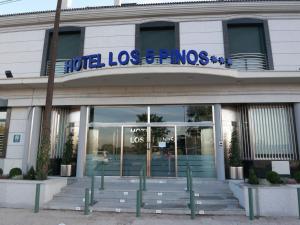 un edificio con un cartel en la parte delantera en Hotel Los 5 Pinos en Madrid